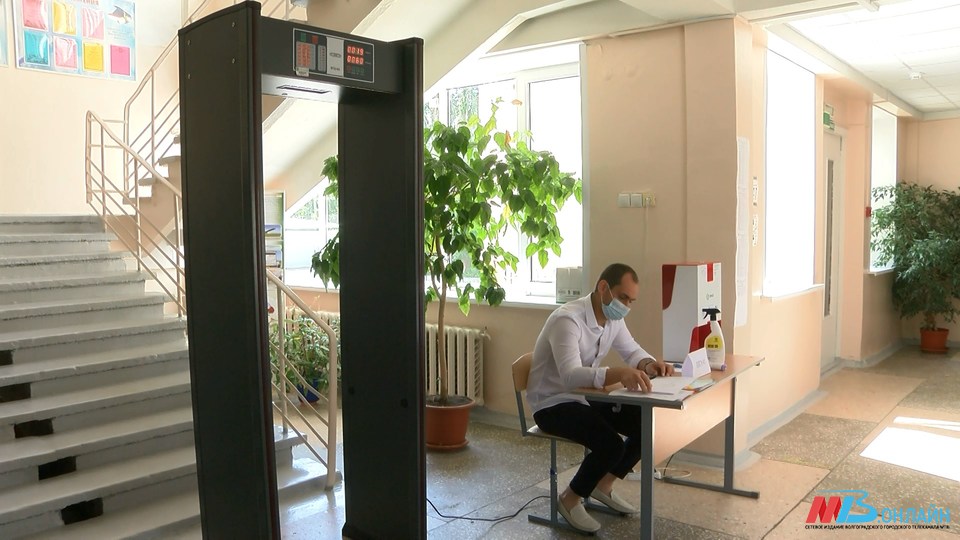 В 240 волгоградских школах введен карантин из-за COVID-19 и ОРВИ